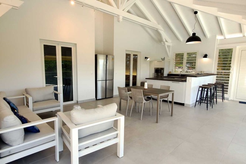 Villa Blue Marine - Terrasse couverte avec salon, table pour 4, coin cuisine et tablette bar.